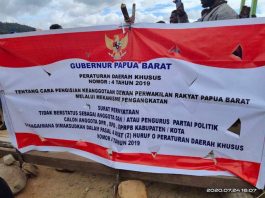 Rombongan Gubernur Papua Barat Dipalang di Kampung Situbey Pegaf Rombongan Gubernur Papua Barat Dipalang di Kampung Situbey Pegaf