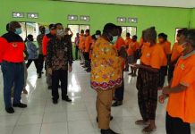 Gubernur Serahkan Tangan Kasih Untuk 644 Orang di SP 2 Prafi Gubernur Serahkan Tangan Kasih Untuk 644 Orang di SP 2 Prafi