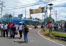 Sejumlah Warga Demo di Perempatan Sanggeng Sejumlah Warga Demo di Perempatan Sanggeng