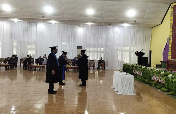 pengukuhan-dua-guru-besar-unipa Unipa Kukuhkan Dua Guru Besar, Wisuda 21 Master, 264 Sarjana, dan 64 D3