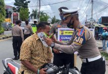 Operasi Patuh Mansinam, Polisi Bagi Masker Operasi Patuh Mansinam, Polisi Bagi Masker