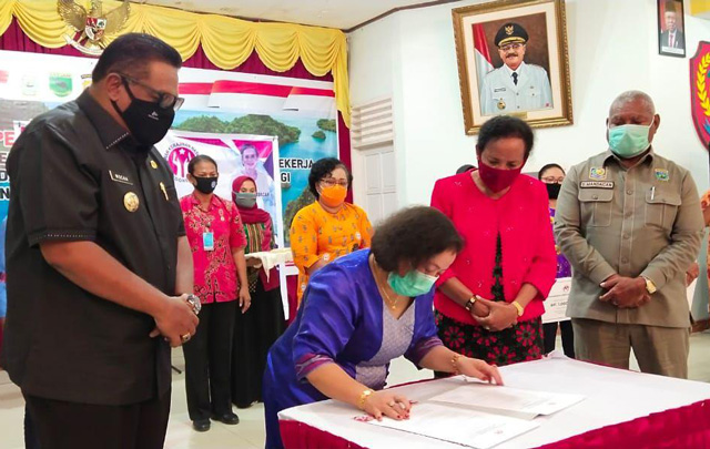 bantuan-dekranasda-fakfak Derkranasda Papua Barat Serahkan Bantuan Tunai Buat 25 Perajin Fakfak