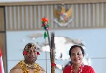 Gubernur Papua Barat Pakai Baju Adat Arfak Ikut Upacara Detik-Detik Proklamasi Gubernur Papua Barat Pakai Baju Adat Arfak Ikut Upacara Detik-Detik Proklamasi