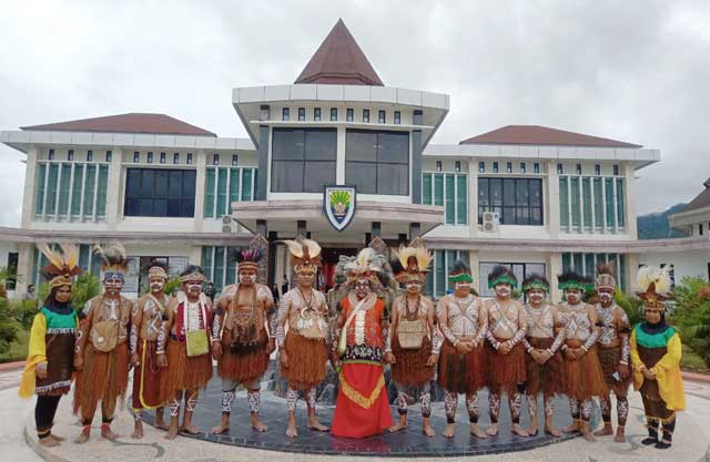pejabat-kaimana-baju-adat Bupati dan Forkopimda Kaimana Pakai Baju Adat di HUT ke-75 RI