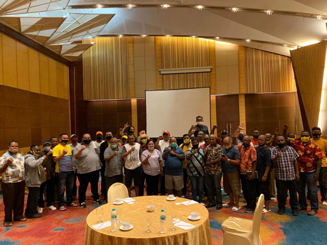 pendukung-lambertus-jitmau-musda-golkar Musda Golkar Papua Barat 8-10 Agustus, Victor May Optimis Lambertus Jitmau Menang