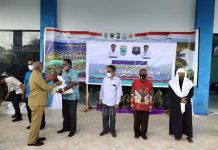 Gubernur Salurkan 4572 Paket Bapok di Raja Ampat Gubernur Salurkan 4572 Paket Bapok di Raja Ampat