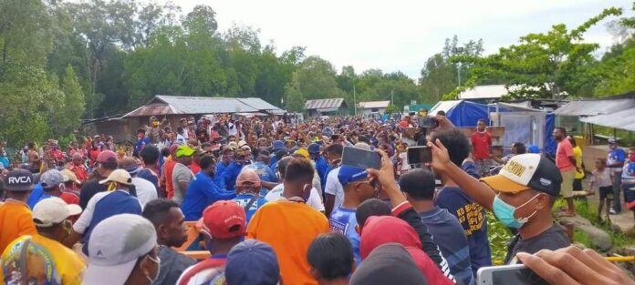 Ratusan Warga Babo Sambut Kedatangan PMK2