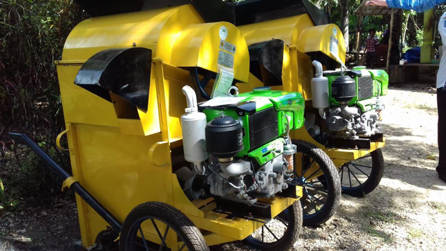 Gubernur Serahkan 2 Alat Perontok Padi Ladang di Susweni