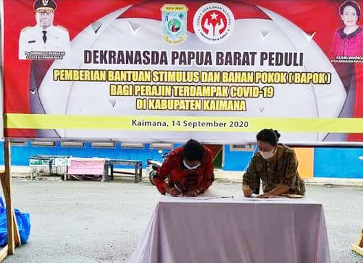 Gubernur Serahkan Tangan Kasih, Ketua Dekranasda Salurkan Stimulus di Kaimana