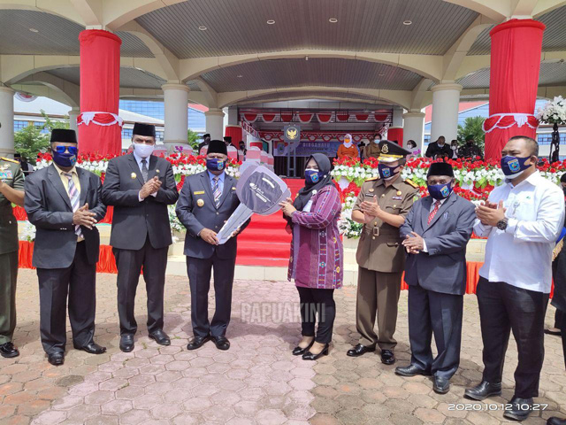 penyerahan-simbolis-kunci-mobil-bpjs-ketenagakerjaan-ke-gubernur-papua-barat BPJS Ketenagakerjaan Papua Barat Serahkan Innova ke Pemprov