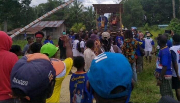 Petrus Kasihiw Ditandu di Kampung Tali Pusarnya Dipotong