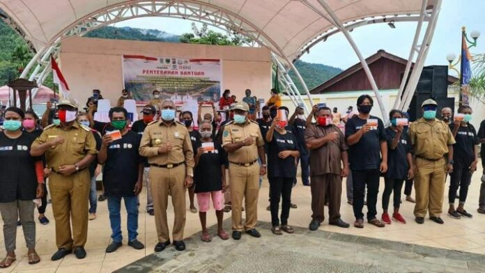 1.625 Warga Wondama Dapat Tangan Kasih Pemprov