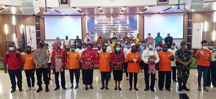 tangan-kasih-pemprov-papua-barat-sorsel Gubernur Serahkan Tangan Kasih ke 1430 Orang di Sorsel
