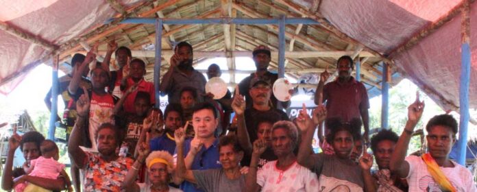 Walau Tak Bisa Melihat, Mama di Yamor Ini Menari Sambut Fredi Thie