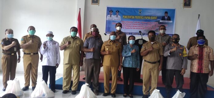 Gubernur Salurkan Bantuan Bapok Tahap II di Manokwari Selatan