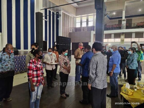 Salurkan Bantuan Bapok dan Stimulus UKM, Gubernur Beber Berbagai Pembangunan di Bintuni