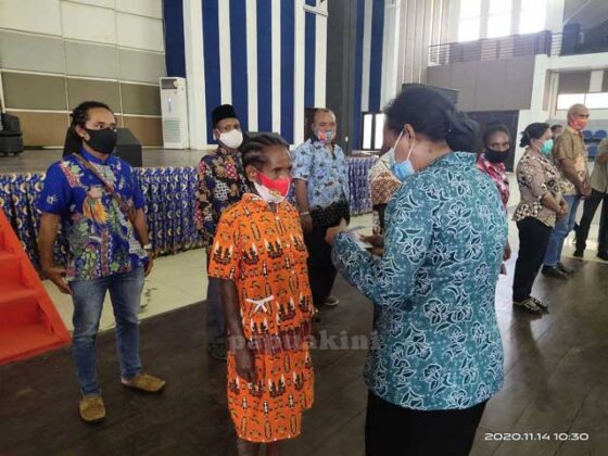 Salurkan Bantuan Bapok dan Stimulus UKM, Gubernur Beber Berbagai Pembangunan di Bintuni