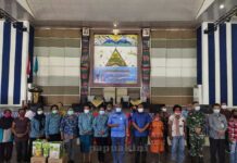 Salurkan Bantuan Bapok dan Stimulus UKM, Gubernur Beber Berbagai Pembangunan di Bintuni Salurkan Bantuan Bapok dan Stimulus UKM, Gubernur Beber Berbagai Pembangunan di Bintuni