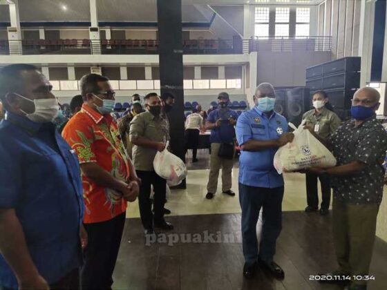 Salurkan Bantuan Bapok dan Stimulus UKM, Gubernur Beber Berbagai Pembangunan di Bintuni