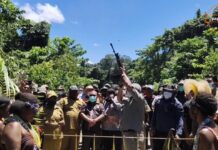 Gubernur Papua Barat Buang Tembakan di Teluk Bintuni