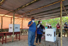 Ferry Auparay dan Keluarga Salurkan Hak Pilih di TPS 01 Kampung Wasior 2 Ferry Auparay dan Keluarga Salurkan Hak Pilih di TPS 01 Kampung Wasior 2