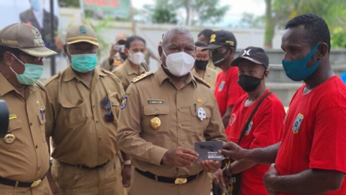 ubernur Salurkan Tangan Kasih Wondama dan Bantuan PMK
