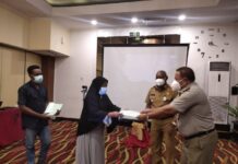 Gubernur Papua Barat Serahkan 7275 Sertifikat Tanah Gubernur Papua Barat Serahkan 7275 Sertifikat Tanah