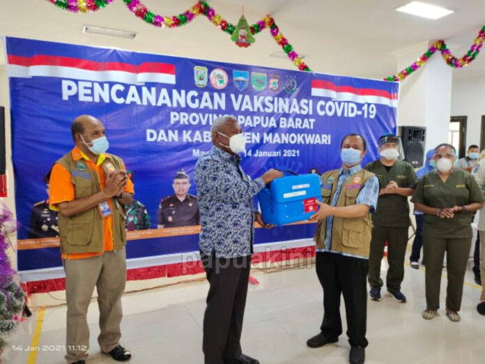 Peminat Membludak Vaksinasi Pertama Papua Barat 15 Tokoh