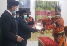 DPRD Manokwari Selatan Umumkan Mawar Bab II Bupati dan Wakil Bupati Terpilih DPRD Manokwari Selatan Umumkan Mawar Bab II Bupati dan Wakil Bupati Terpilih