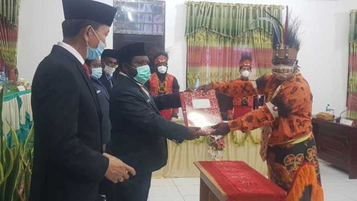DPRD Manokwari Selatan Umumkan Mawar Bab II Bupati dan Wakil Bupati Terpilih