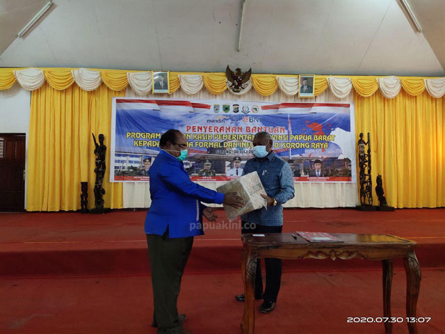 penyerahan-tangan-kasih-ke-kota-sorong Tak Benar Pemprov Papua Barat Tak Koordinasi Dengan Pemkot Sorong Soal Bantuan Tangan Kasih