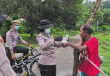 Polisi Terus Sosialisasi dan Bagi Masker ke Kampung Jauh Polisi Terus Sosialisali dan Bagi Masker ke Kampung Jauh