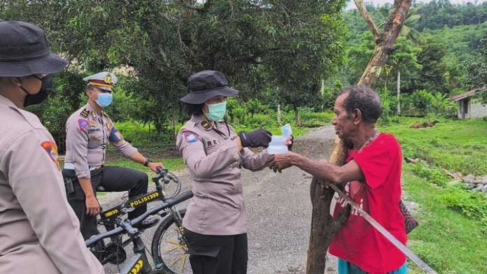 Polisi Terus Sosialisali dan Bagi Masker ke Kampung Jauh