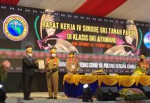 GKI Tanah Papua Beri Penghargaan Bapak Pembangunan ke Gubernur Papua Barat GKI Tanah Papua Beri Penghargaan Bapak Pembangunan ke Gubernur Papua Barat