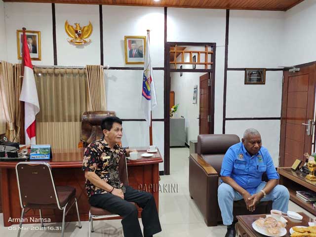 Mobil Gubernur Papua Barat Terhalang Palang Jalan Warga di Tobou