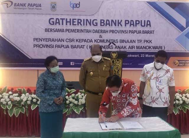 bank-papua-pkk Bank Papua Serahkan CSR, Terima Kasih Pemprov Pindahkan RKUD