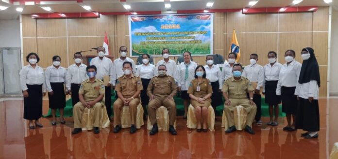 Bupati Manokwari Serahkan SK 14 P3K Penyuluh Pertanian