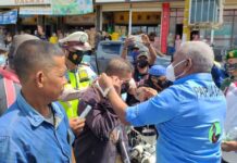 Gubernur dan Wabup Teluk Bintuni Bagi Masker Gubernur dan Wabup Teluk Bintuni Bagi Masker