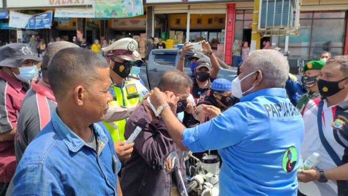 Gubernur dan Wabup Teluk Bintuni Bagi Masker