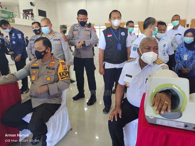 gubernur-dan-kapolda-papua-barat Butuh 5000 Penyuntikan Tiap Hari di Tahap II Vaksinasi Covid-19 Papua Barat