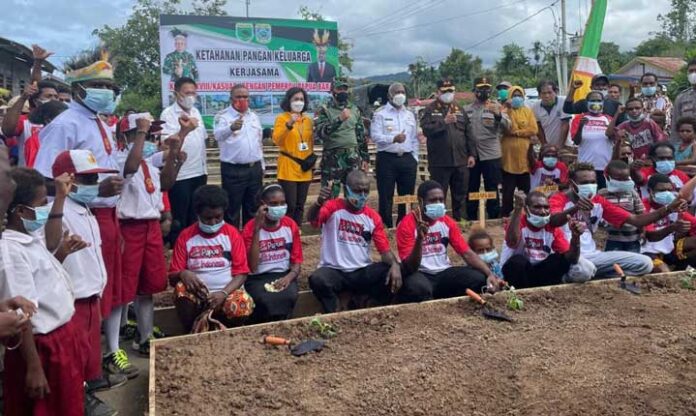 Pemprov Papua Barat dan Kodam XVIII/Kasuari Tanam Perdana Ketahanan Pangan Keluarga