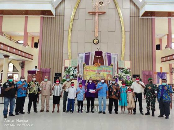 Gubernur Papua Barat Bantu 500 Sak Semen Sekolah Minggu Via Dolorosa Teluk Bintuni