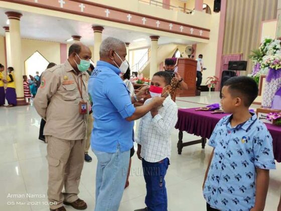 Gubernur Papua Barat Bantu 500 Sak Semen Sekolah Minggu Via Dolorosa Teluk Bintuni
