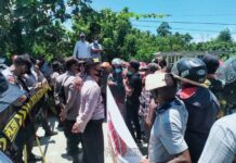 Demo Hasil CPNS Kaimana, Warga Ancam Palang Kantor BKSDM dan DPRD Demo Hasil CPNS Kaimana, Warga Ancam Palang Kantor BKSDM dan DPRD