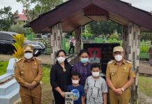 Bupati Manokwari Ziarah Makam Setahun Berpulangnya Demas Paulus Mandacan Bupati Manokwari Ziarah Makam Setahun Berpulangnya Demas Paulus Mandacan