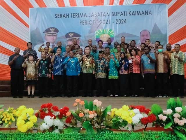Luther Rumpumbo Serahkan Jabatan Bupati Kaimana ke Freddy Thie