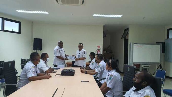 Kepala Biro Hukum Papua Barat Serahkan DPA ke Kabag dan Kasubag