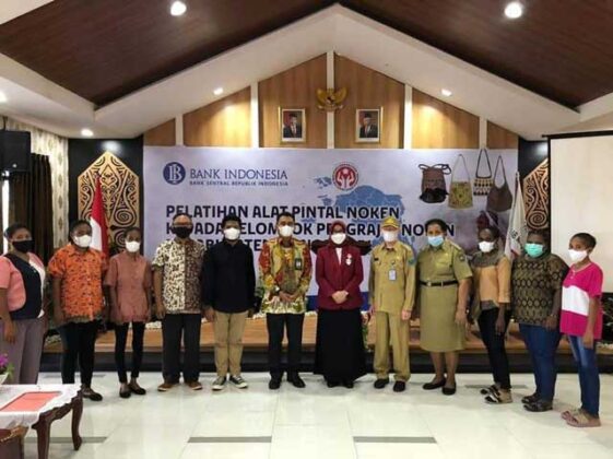 Mama Gub Apresiasi Bank Indonesia Papua Barat Latih Pemakaian Alat Pintal Noken