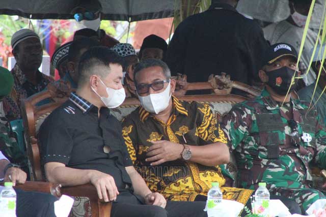 Gubernur Serahkan Bantuan Sembako di Kampung Kambala Kaimana