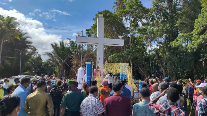 Gubernur Papua Barat Resmikan Tugu Pengampunan Pater Auxilius Guikers di Momi Waren